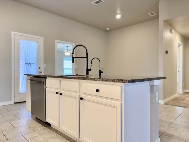 Building Photo - House For Rent