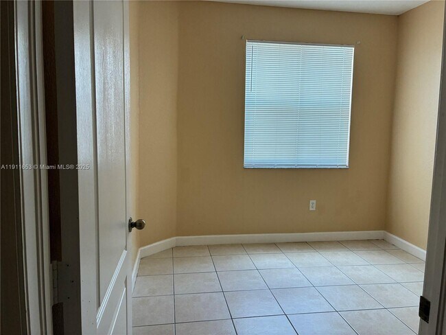 Building Photo - 1536 SE 25th St