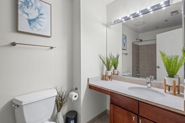 Building Photo - 758 N Larrabee St