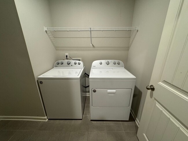 Building Photo - Modern 3/2.5 Townhome in Woodstock- $2,350
