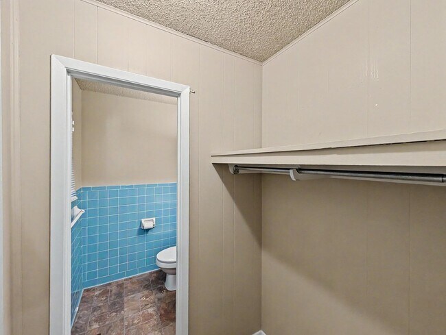 Building Photo - 16 Evesham Ln