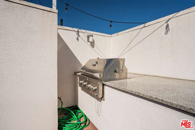 Building Photo - 2452 Penmar Ave