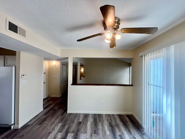 Building Photo - Move in Special! Bedroom 1.5 Bathroom 1 Car Garage