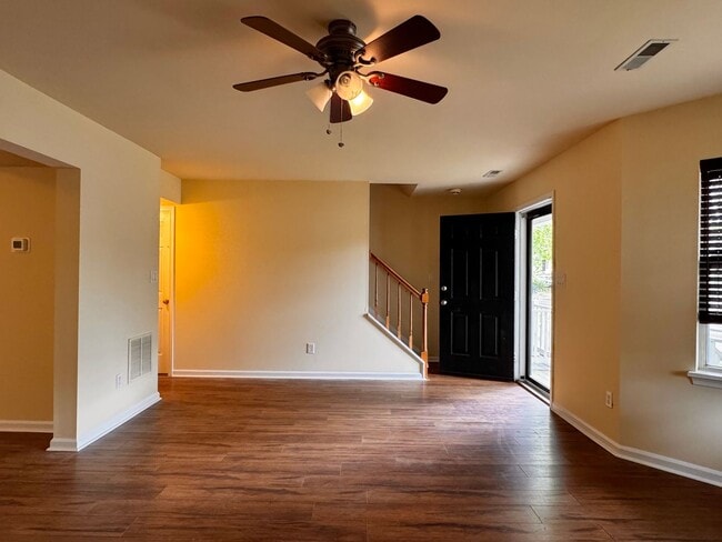 Building Photo - Briarwood Townhome close to NGIC and Hollymead Town Center!
