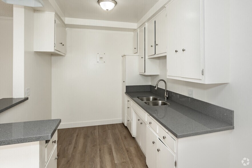 1BR, 1BA - 595SF - Kitchen - 6352 Cedar St.
