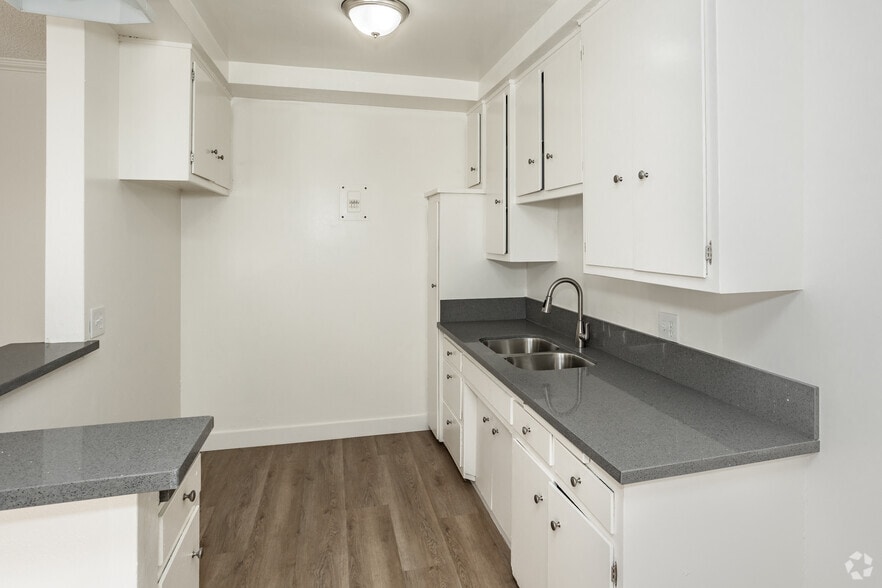 1BR, 1BA - 595SF - Kitchen - 6352 Cedar Street