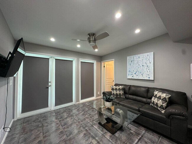 Building Photo - 725 S Mountain View Dr