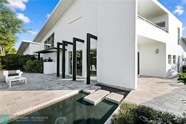 Building Photo - 2416 Bayview Dr