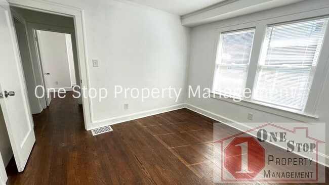 Building Photo - Charming 3 Bed, 1.5 Bath Home with Charact...