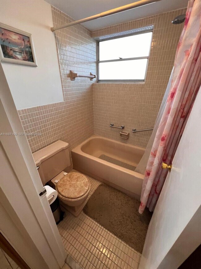 Building Photo - 1591 NE Miami Gardens Dr