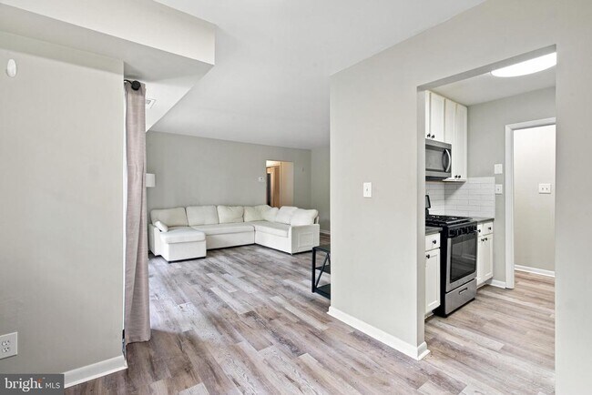 Building Photo - 3814 Lyndhurst Dr