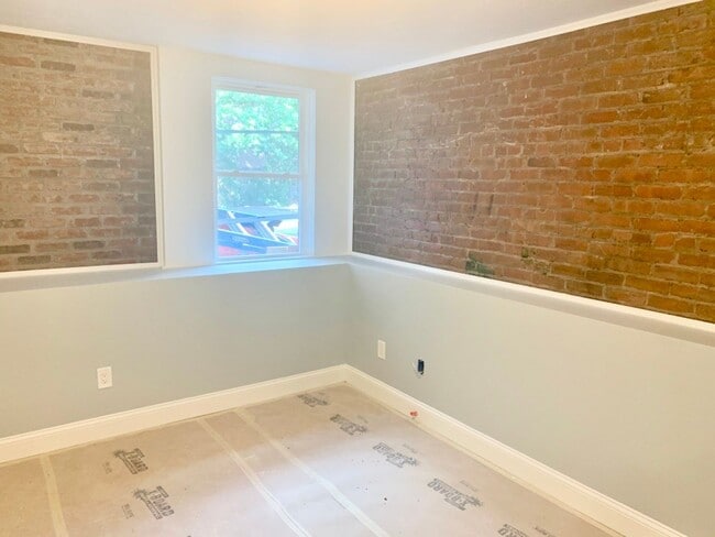 Building Photo - 176 Kelton St