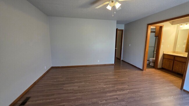 Building Photo - Great 3 Bedroom Home in Yukon!  $1450!