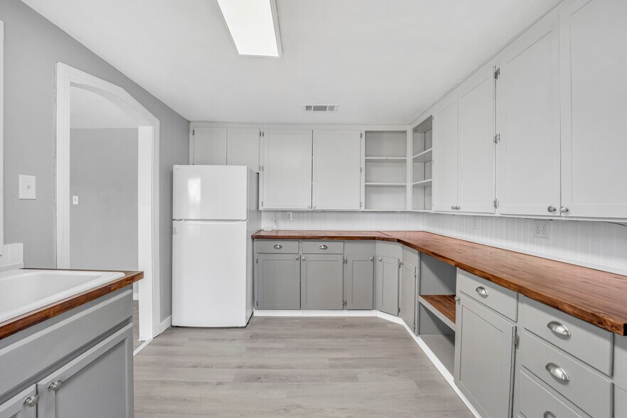 Building Photo - 4255 State Highway 323 W