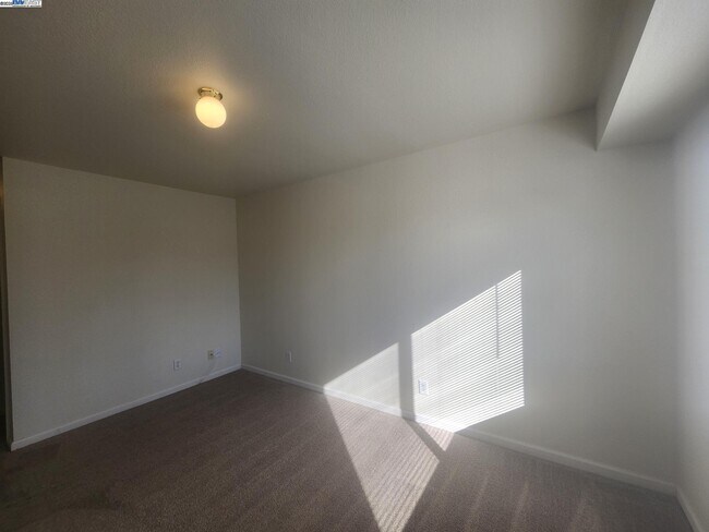 Building Photo - 2255 Chestnut St
