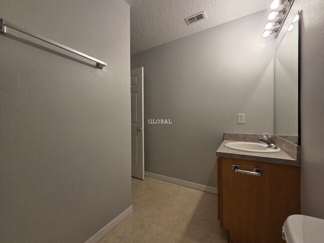Building Photo - Three Bedroom unfurnished town house (Kiss...