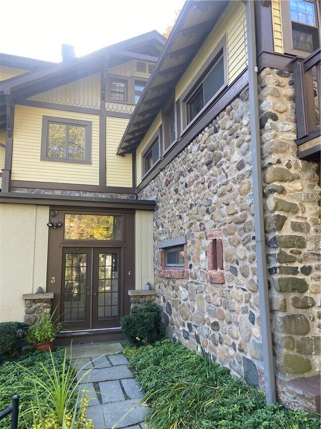 Building Photo - 265 River Rd