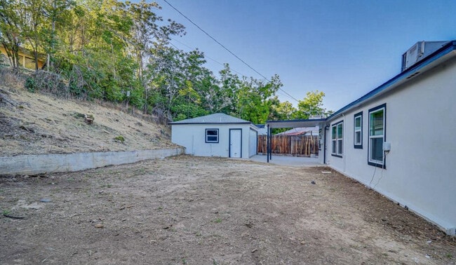 Building Photo - 2856 Hawthorne Ave