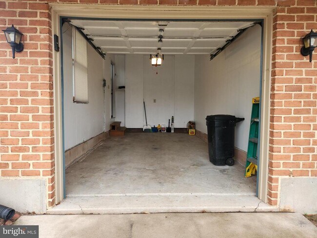 Building Photo - 449 Oakmont Ct