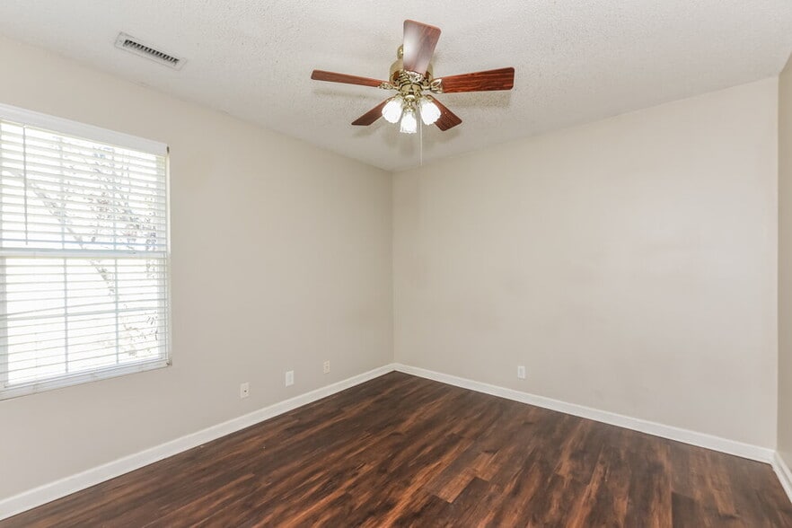 Building Photo - 1443 Rochester Dr
