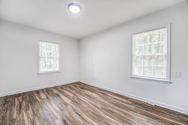 Building Photo - 4036 N Lake Forest Dr