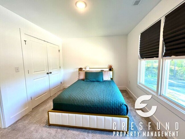 Building Photo - Close to Fort Bragg/Master BR Downstairs S...