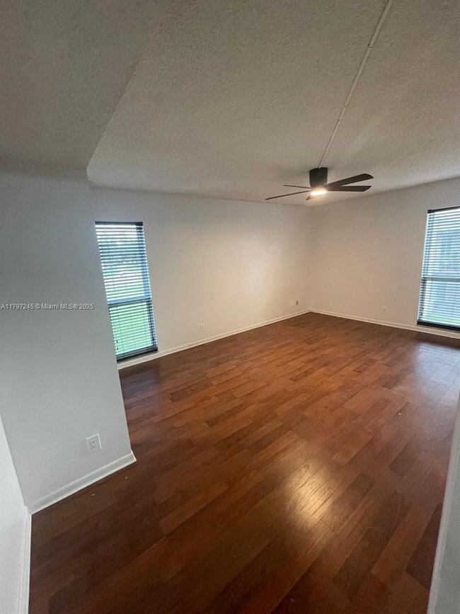 Building Photo - 454 N Laurel Dr