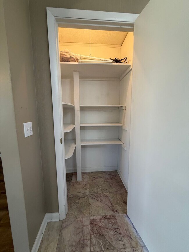 Building Photo - 1,640 Sq Ft | 4 Bed | 2 Bath