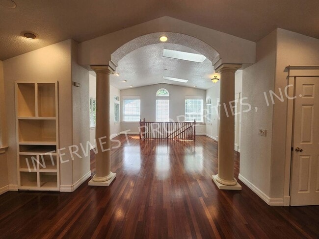 Building Photo - Large 3 Bed+ Bonus Room SW Pdx Home, Natur...