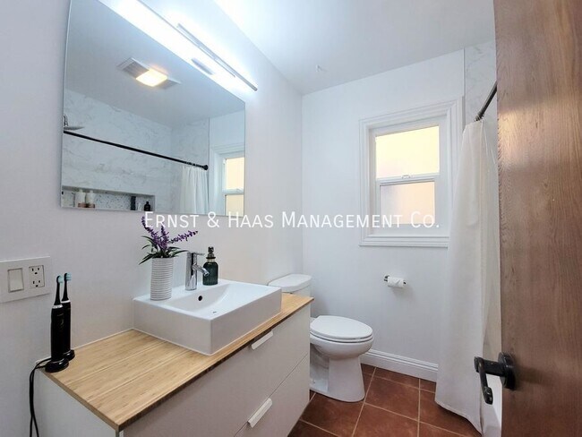 Building Photo - 1023 E 1st St