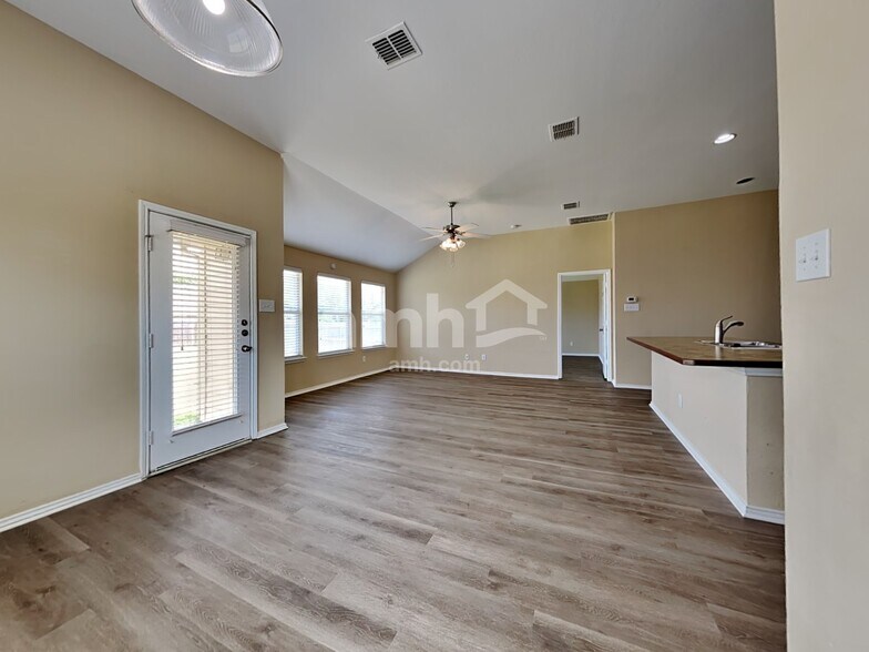 Building Photo - 4004 Heavenly Way