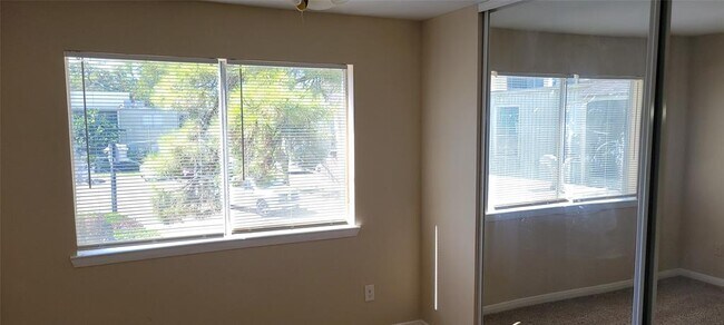 Building Photo - 5625 Antoine Dr