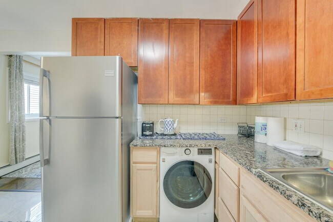 Building Photo - 8845 Lamon Ave