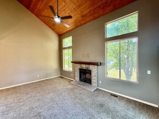 Building Photo - Spacious 4-Bedroom Home on Half an Acre in...
