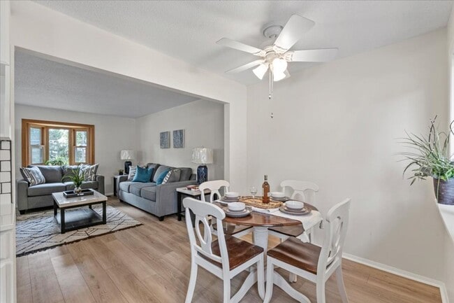 Building Photo - 4 bed/2bath in Bettendorf, IA