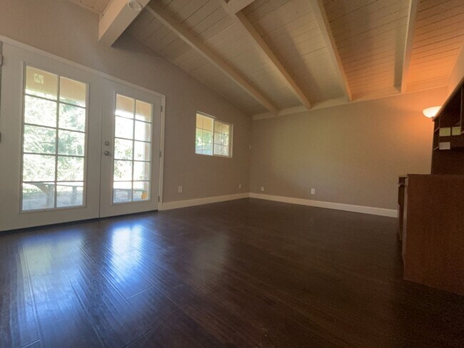 Building Photo - Updated 3 bedroom close to downtown and UC...