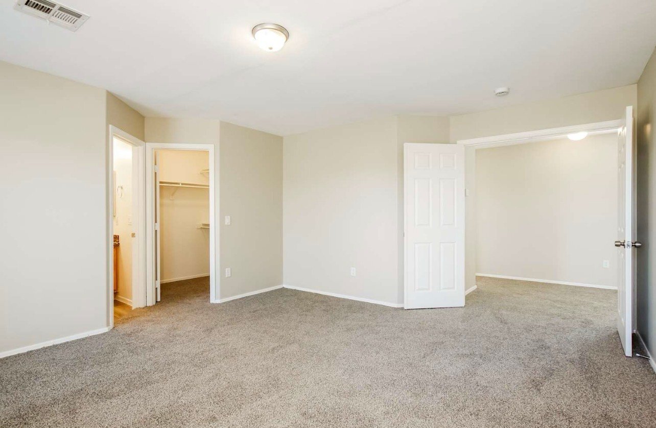 Building Photo - 5622 S 11th Pl