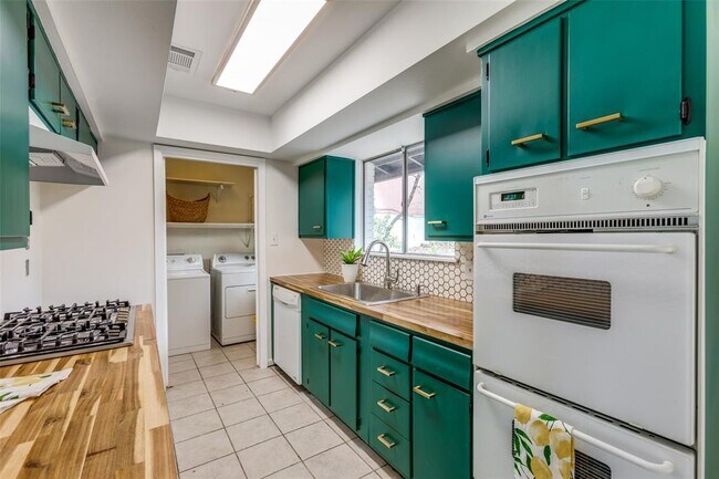 Building Photo - 400 Cherry Hill Dr