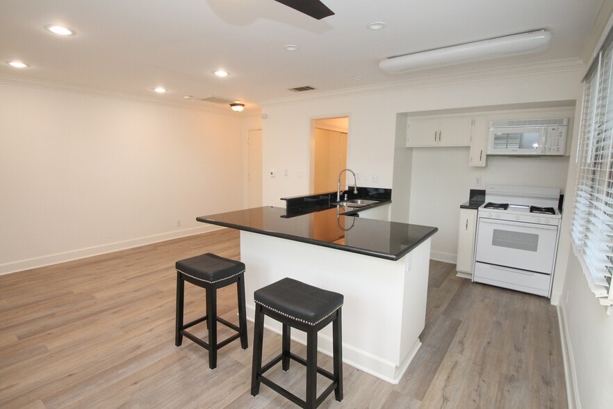 Building Photo - 15127 Dickens St