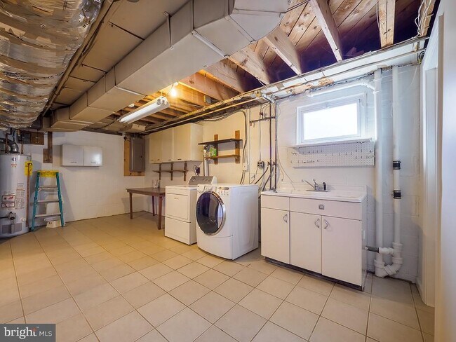 Building Photo - 2702 Navarre Dr