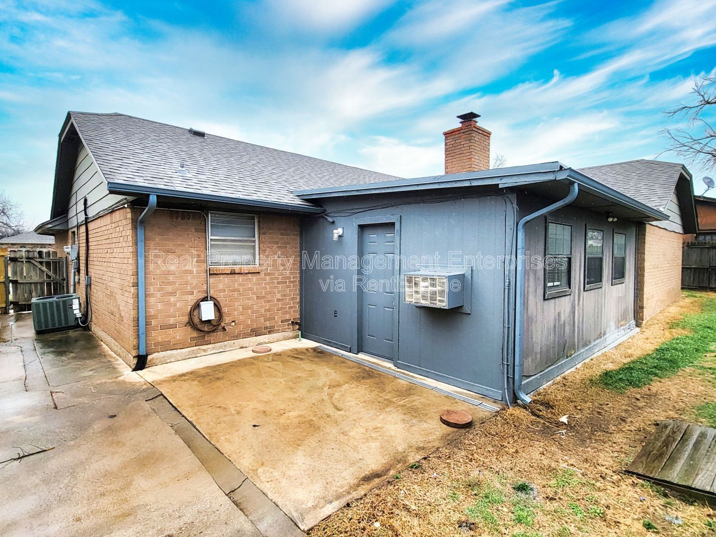 Building Photo - 740 Royal Ln