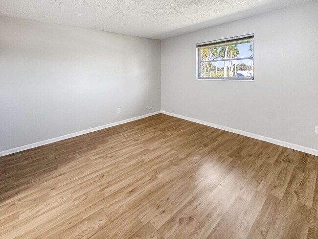 Building Photo - 1852-A Golf View Avenue #10