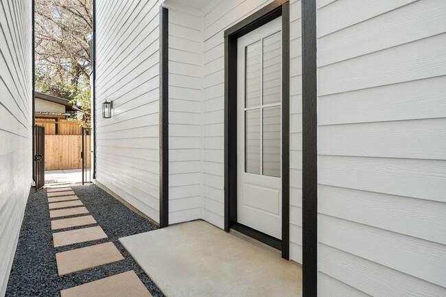 Building Photo - 905 Woodcrest Dr