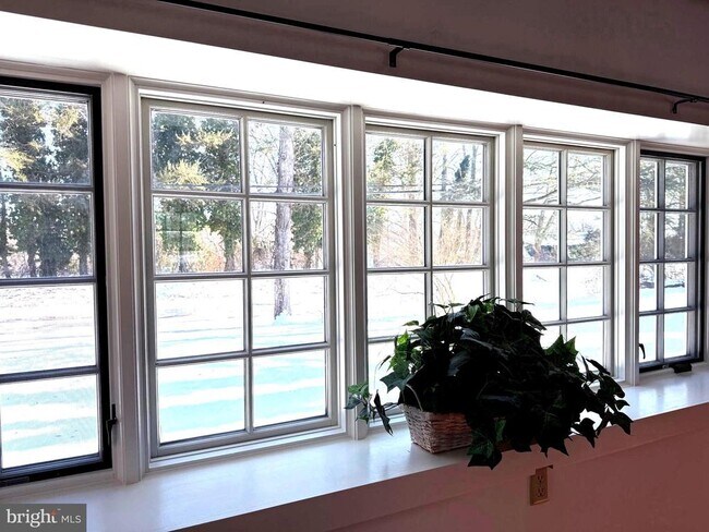 Building Photo - 2598 River Rd