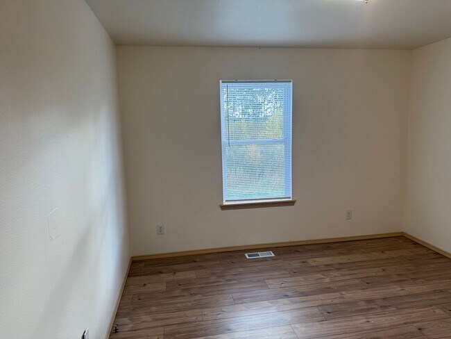 Building Photo - Burlington Two Bedroom House