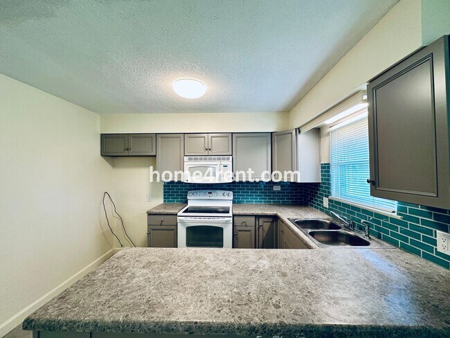 Building Photo - Olathe Duplex w/ Wood Floors, Finished Basement, and a Fenced Yard!