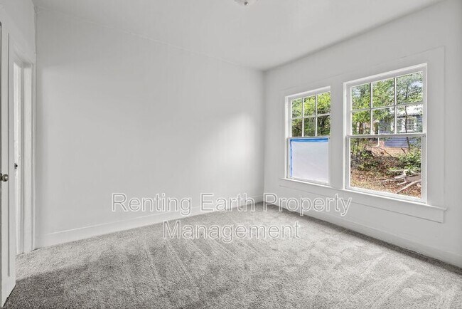 Building Photo - 612 12th St W