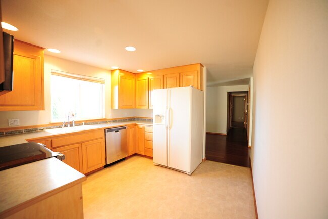 Building Photo - Sweet South Richland Home with Large Yard