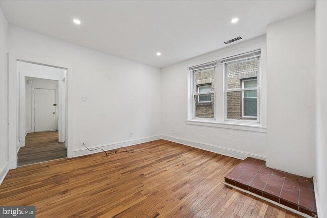 Building Photo - 334 Lombard St