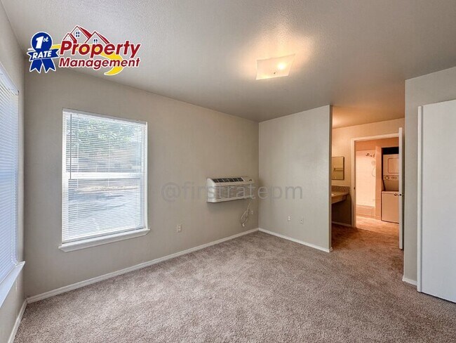 Building Photo - 870 W Belmont Cir